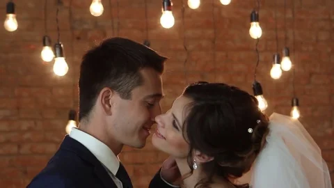 Bride And Groom On The Background Of Lights Stockbeeldmateriaal 75161456