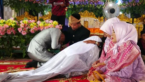 The bride and groom cry during the Sungkeman procession Stock Footage 207307070