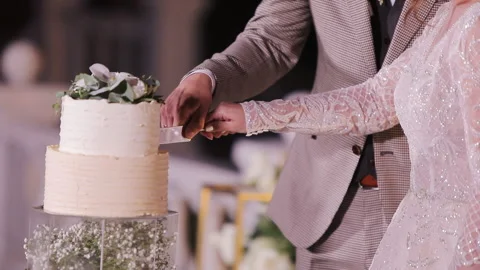 The bride and groom cut the wedding cake. Wedding cake with sparklers. Detail of Stock Footage 196003177