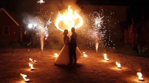 The bride and groom dancing in the background lights. Vidéo 57899482