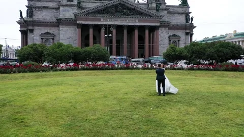 Bride and groom dancing on the background of the cathedral Video stock 156600119