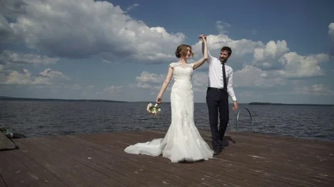 Bride and groom dancing on the pier 库存影片 70162517
