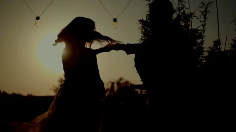 Bride and groom dancing at sunset. Видео 226755802