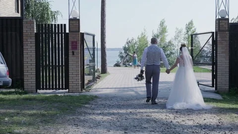 Bride and groom going into the gate Video stock 127230118