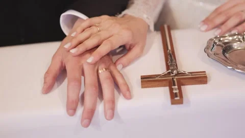 Bride and Groom Hold Hands in a Meaningful Wedding Ceremony Moment Stockbeeldmateriaal 321680286
