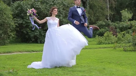The bride and groom jump. Vidéo 57898652