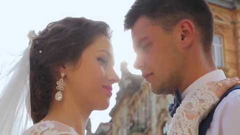 The bride and groom look at each other Видео 72463771