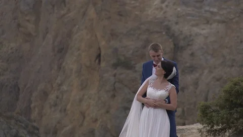 Bride and groom posing on the edge of the cliff Video stock 94214649