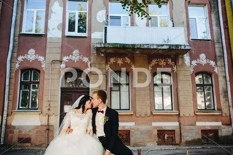 Bride and groom posing on the streets Stock Photos