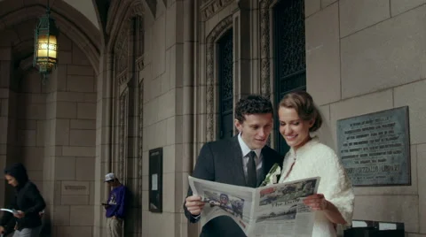 Bride and groom reading the newspaper Vídeos de archivo 48148593