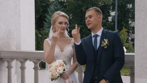 The bride and groom show ring fingers in wedding rings. Stock Footage 124699110