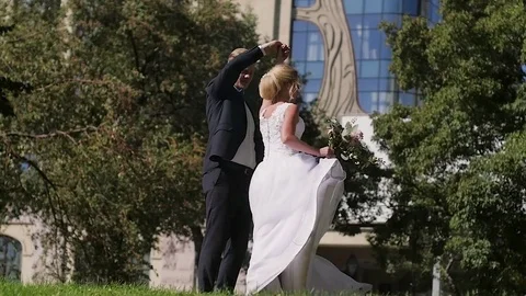 The bride and groom walk around the city, dancing on the background of a 動画素材 81496885