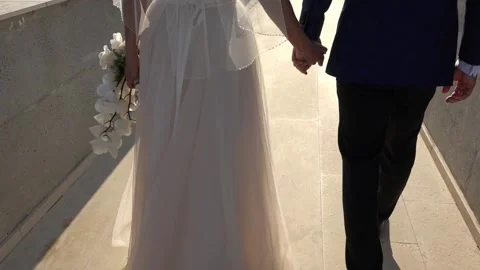 Bride and groom walking 库存影片 130374749