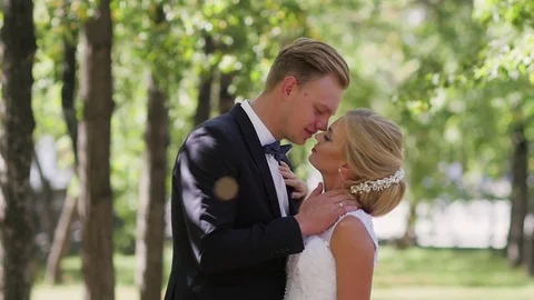 The bride and groom walking in the Park in the summer. kiss and hug 库存影片 81497992