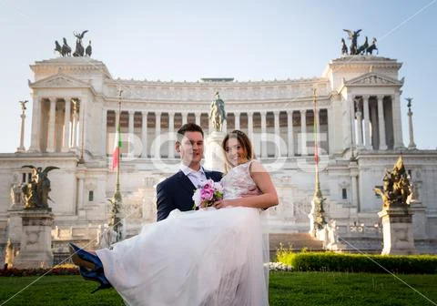 Bride and groom wedding poses in front of Altar of the Fatherland (Altare d.. Stock Photos