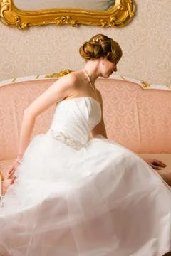 Bride and pink couch Stockfoto's