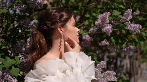 Bride on a background of lilacs Vidéo 246154139