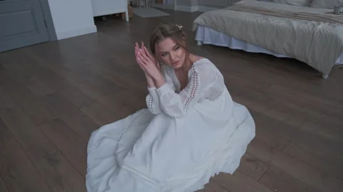 Bride with a beautiful face squats Vidéo 182817153