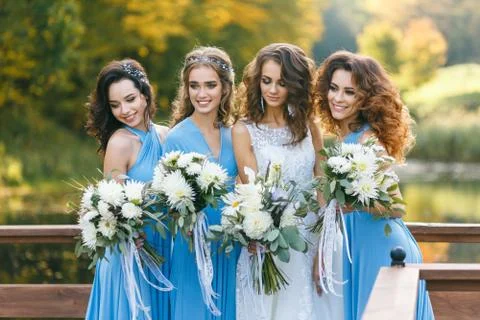 Bride with bridesmaids Stockfoto's