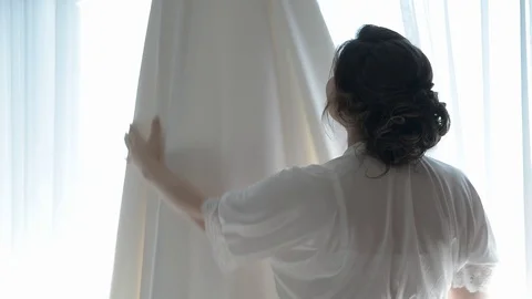 Bride correcting a wedding dress Video stock 71386487