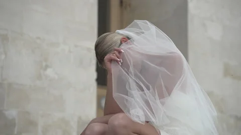 Bride covers her face with a veil Vidéo 246154536