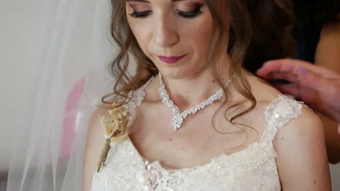 Bride with diamond necklace put on Vídeo Stock 239987524