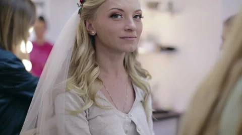 Bride doing makeup Stock Footage 58118149