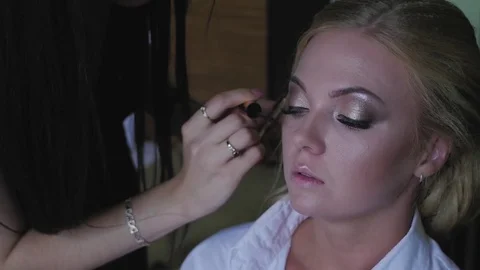 Bride doing makeup before the wedding. a young woman takes a stylist Vidéo 81835165