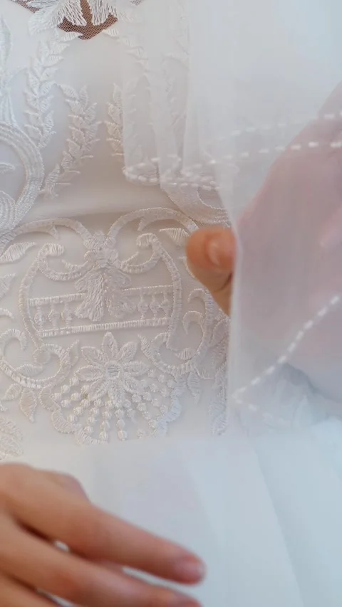 Bride fees. close-up, bride's hands with gentle manicure hold snow-white veil, Stock-Footage 318078591