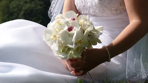 Bride With flowers in a park 스톡 동영상 39572940