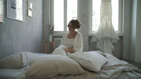 Bride fooling around in bed Видео 70037915