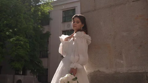 Bride in front of an old building Vidéo 246155492
