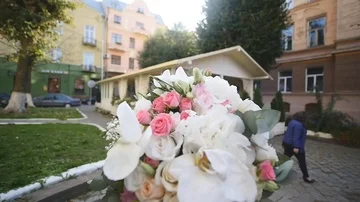 The bride gets a bouquet time lipse Stock Footage 85899437
