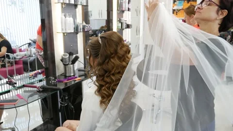Bride gets white veil put on hair Vídeo Stock 239987262