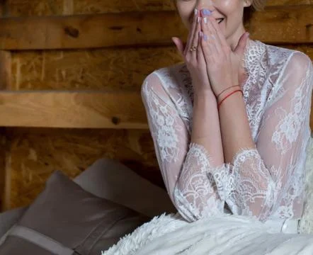 Bride is getting dressed for the wedding. Foto stock