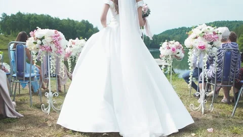 The bride goes to the ceremony Vídeo Stock 144992723