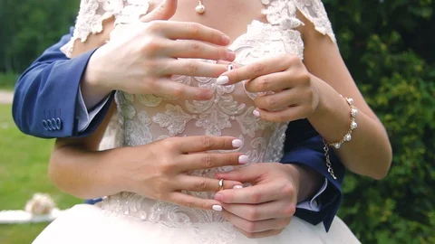 The bride to the groom to place the ring on the finger 스톡 동영상 86260290