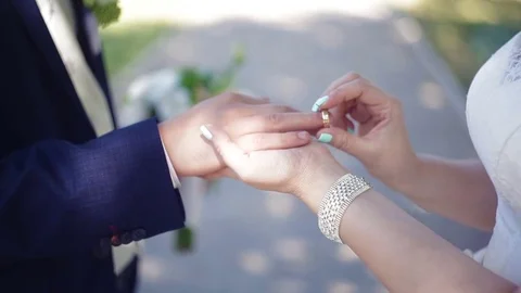 Bride groom puts the ring on her finger at a wedding ceremony Stockbeeldmateriaal 72789179