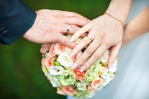 Bride hands with ring and wedding bouquet of flowers Foto stock