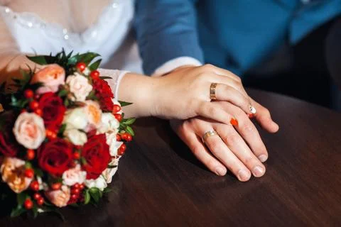 Bride hands with ring and wedding bouquet of flowers Foto stock