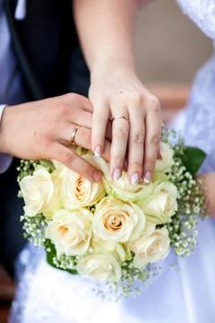Bride hands with ring and wedding bouquet of flowers Foto stock