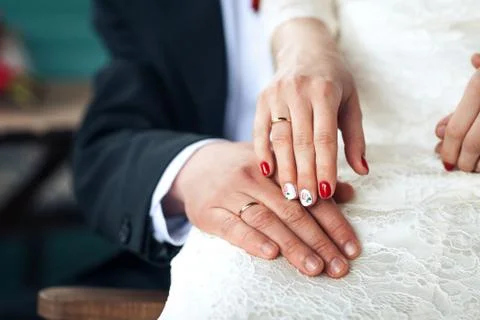Bride hands with wedding rings Foto stock