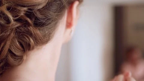 Bride hanging up earring 库存影片 84218625