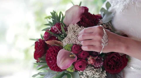 Bride holding a bouquet close-up Vídeo Stock 60006757