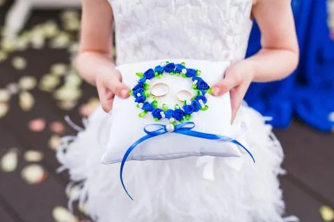 Bride holding wedding rings 库存照片