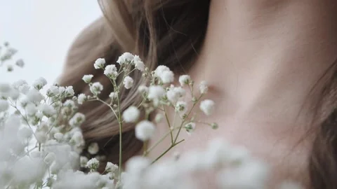 Bride holds bunch of pure white gypsophila near chest Video stock 193911072