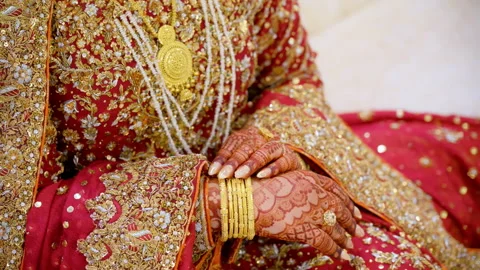 Bride is keeping her hands in traditional manner, dressed in red Indian clothes Видео 314031876