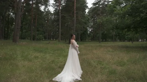 The bride in the meadow looks at the sky. 库存影片 221231483
