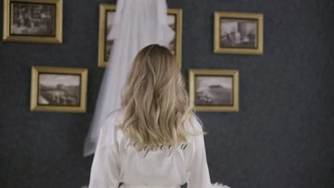 The bride opens the door and walks to the wedding dress 動画素材 141907410