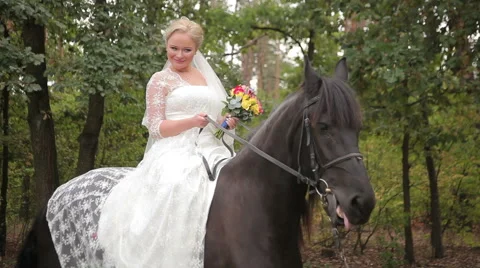 Bride posing on the brown horse and fears Video stock 60051403